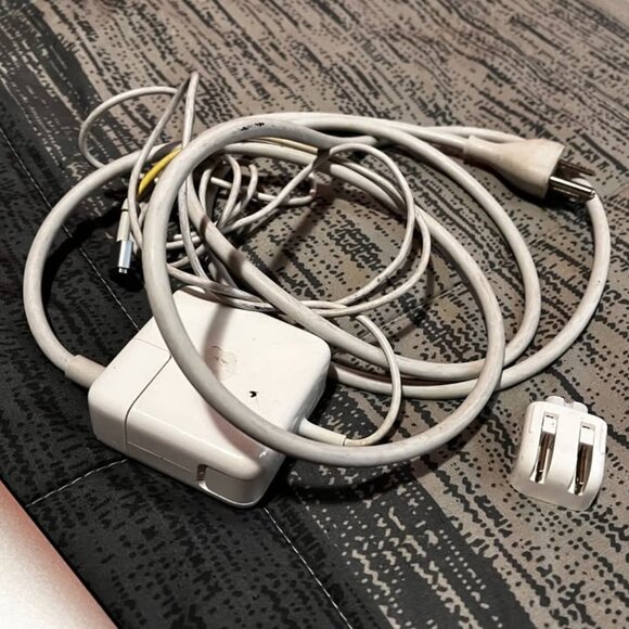 MacBook Air 2017 i5 13 inch - Picture 4 of 7